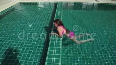 小女孩跳进游泳池里。 暑假的<strong>欢乐时光</strong>